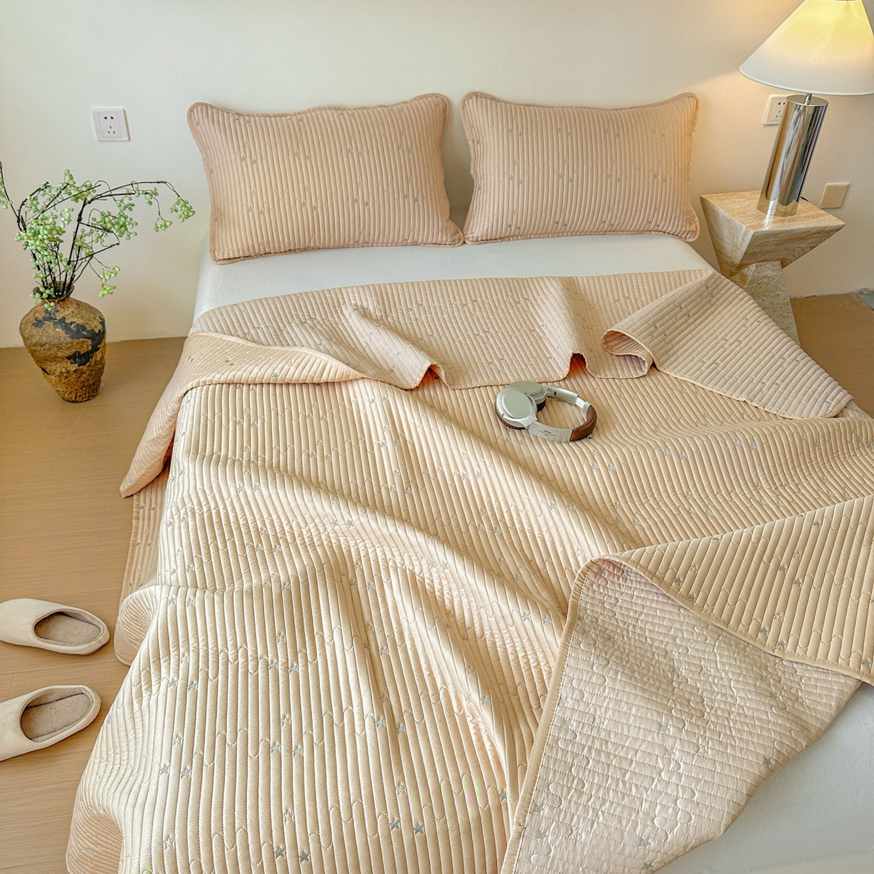 91家纺网 家纺一手货源 找家纺 恒尚居 2025新款莫代尔天丝夏季床盖绗缝星星刺绣夹棉床单三件套 星空-金