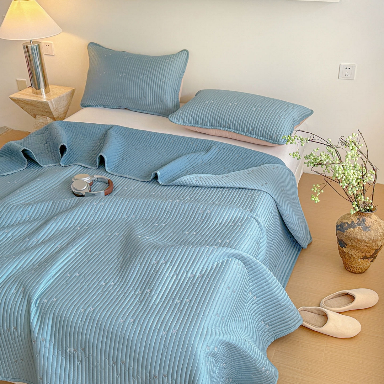 91家纺网 家纺一手货源 找家纺 恒尚居 2025新款莫代尔天丝夏季床盖绗缝星星刺绣夹棉床单三件套 星空-蓝