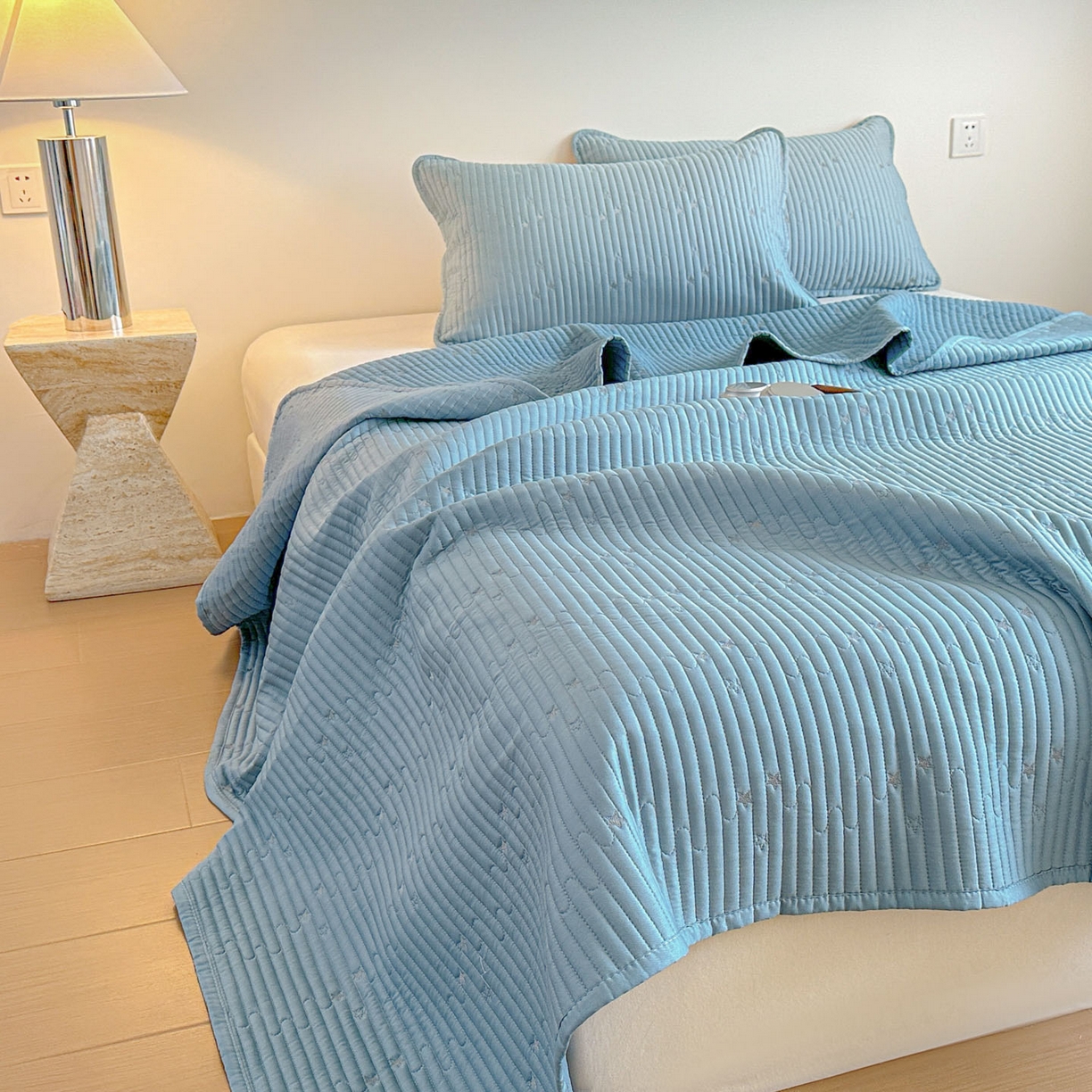 91家纺网 家纺一手货源 找家纺 恒尚居 2025新款莫代尔天丝夏季床盖绗缝星星刺绣夹棉床单三件套 星空-蓝