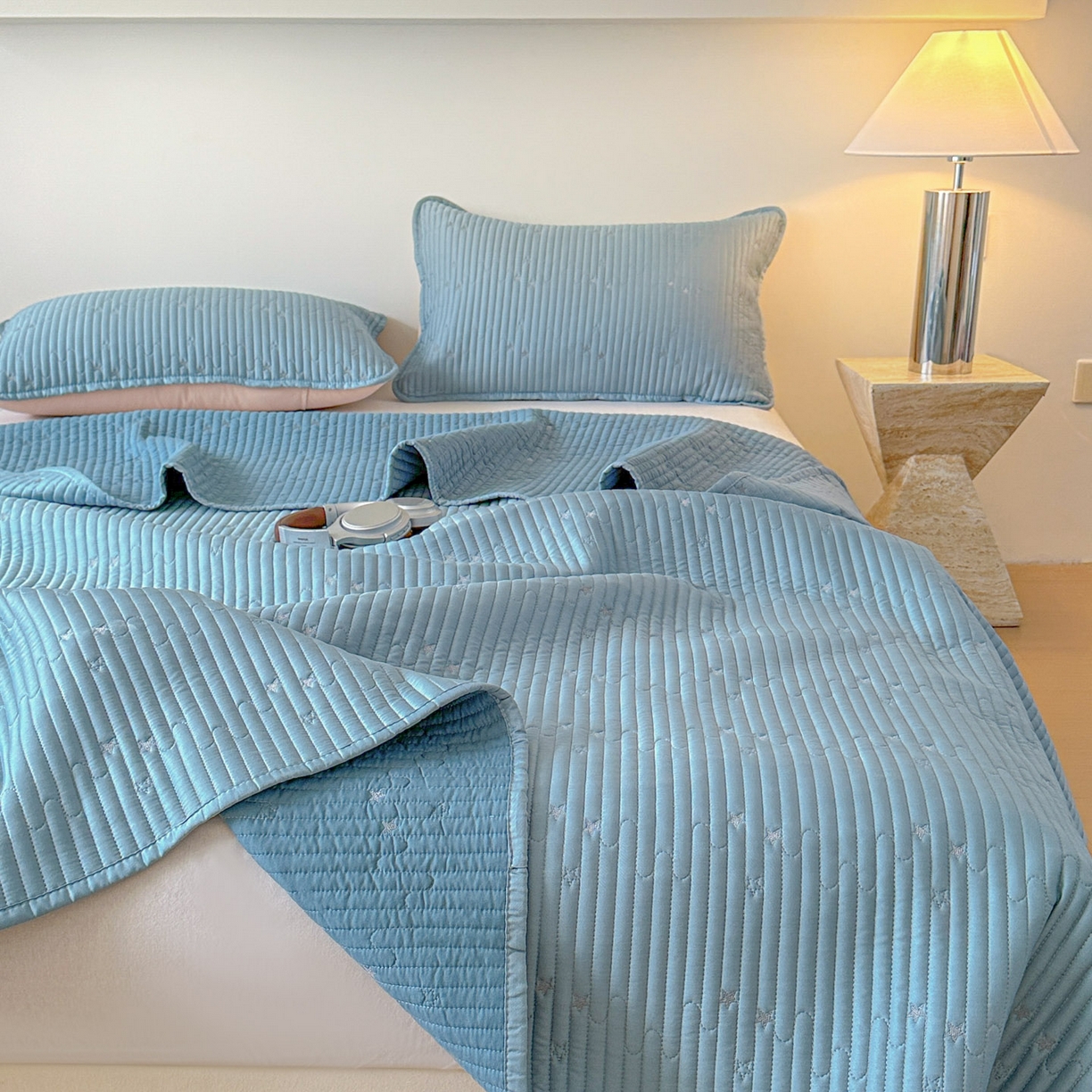 91家纺网 家纺一手货源 找家纺 恒尚居 2025新款莫代尔天丝夏季床盖绗缝星星刺绣夹棉床单三件套 星空-蓝