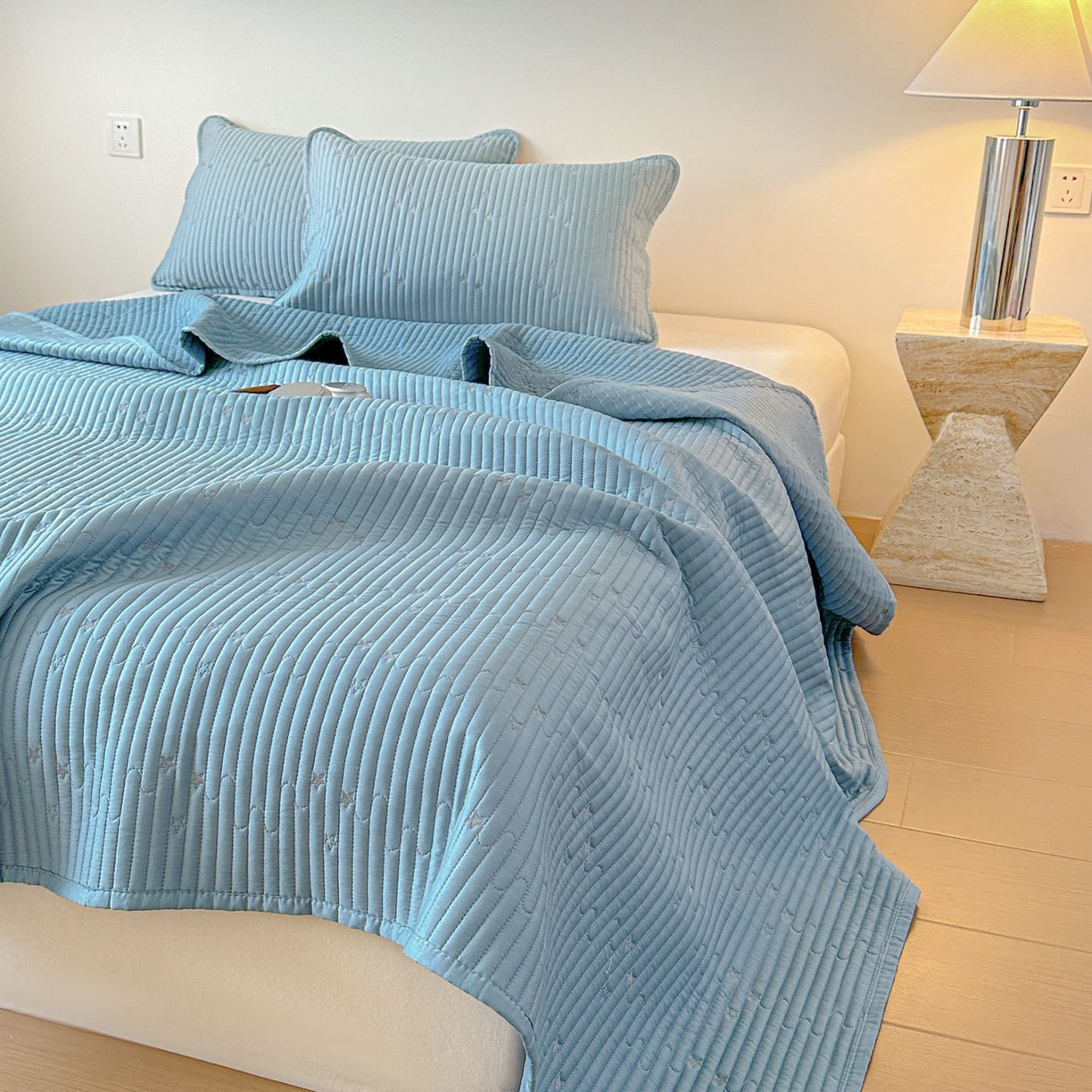 91家纺网 家纺一手货源 找家纺 恒尚居 2025新款莫代尔天丝夏季床盖绗缝星星刺绣夹棉床单三件套 星空-蓝