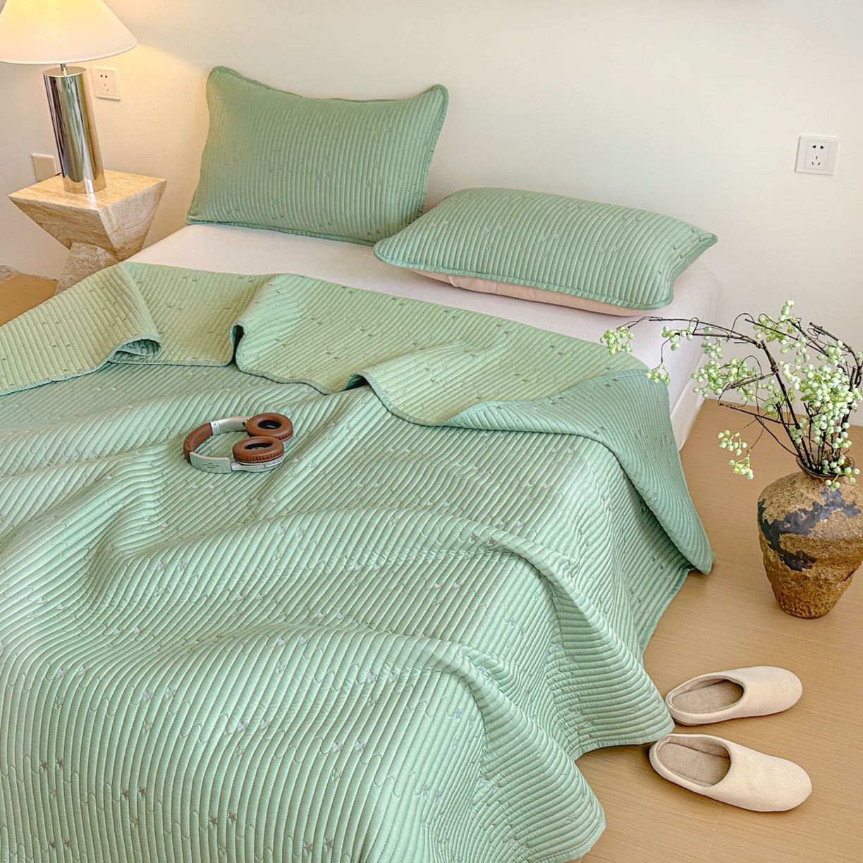 91家纺网 家纺一手货源 找家纺 恒尚居 2025新款莫代尔天丝夏季床盖绗缝星星刺绣夹棉床单三件套 星空-绿