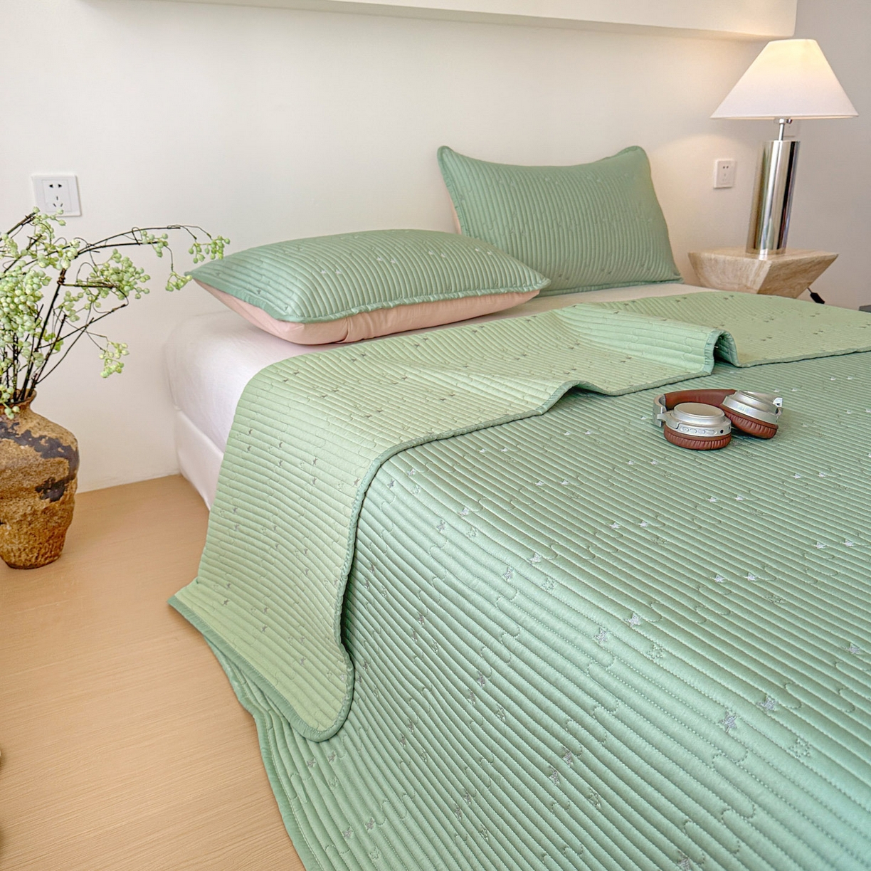 91家纺网 家纺一手货源 找家纺 恒尚居 2025新款莫代尔天丝夏季床盖绗缝星星刺绣夹棉床单三件套 星空-绿