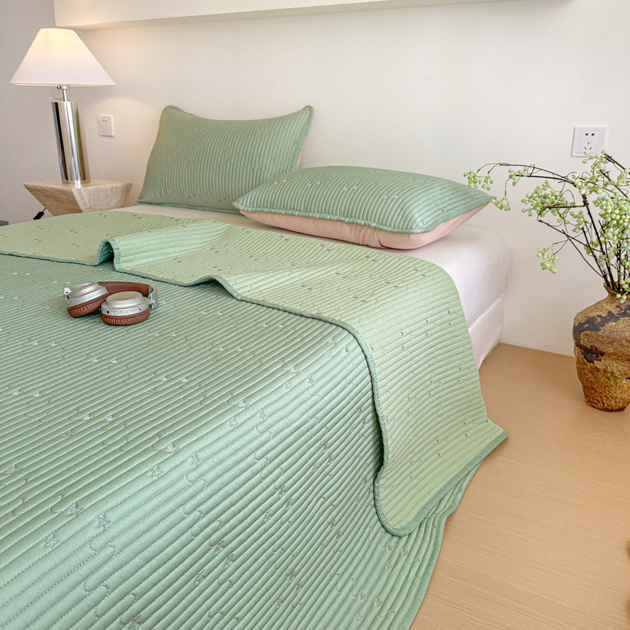 91家纺网 家纺一手货源 找家纺 恒尚居 2025新款莫代尔天丝夏季床盖绗缝星星刺绣夹棉床单三件套 星空-绿