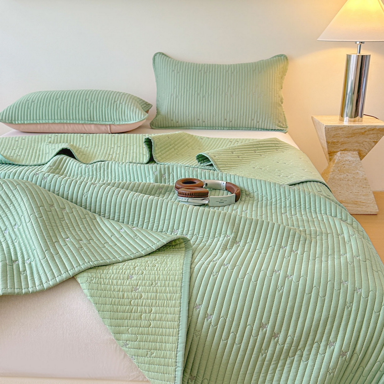 91家纺网 家纺一手货源 找家纺 恒尚居 2025新款莫代尔天丝夏季床盖绗缝星星刺绣夹棉床单三件套 星空-绿