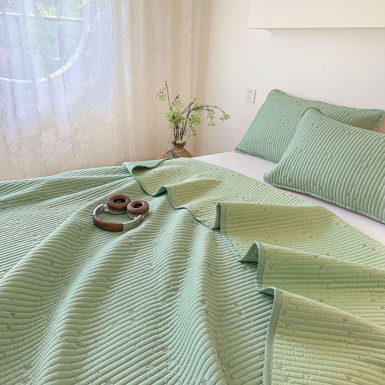 91家纺网 家纺一手货源 找家纺 恒尚居 2025新款莫代尔天丝夏季床盖绗缝星星刺绣夹棉床单三件套 星空-绿