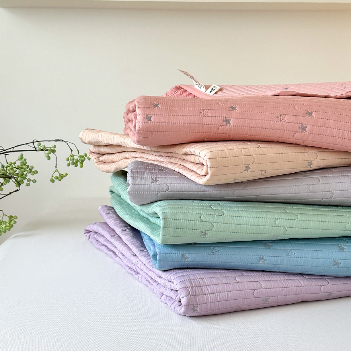 91家纺网 家纺一手货源 找家纺 恒尚居 2025新款莫代尔天丝夏季床盖绗缝星星刺绣夹棉床单三件套 组合图仅供参考