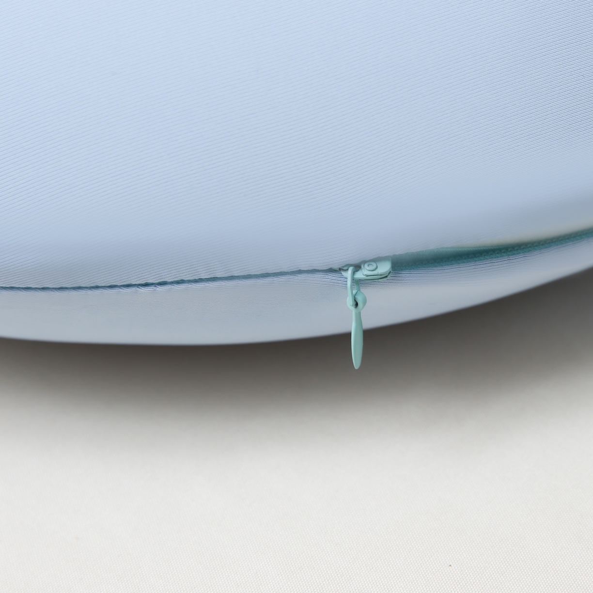 91家纺网 家纺一手货源 找家纺 露函家居 ‌2025新款U型大头护颈枕枕芯枕头 天空蓝 29x30cm礼盒装/只