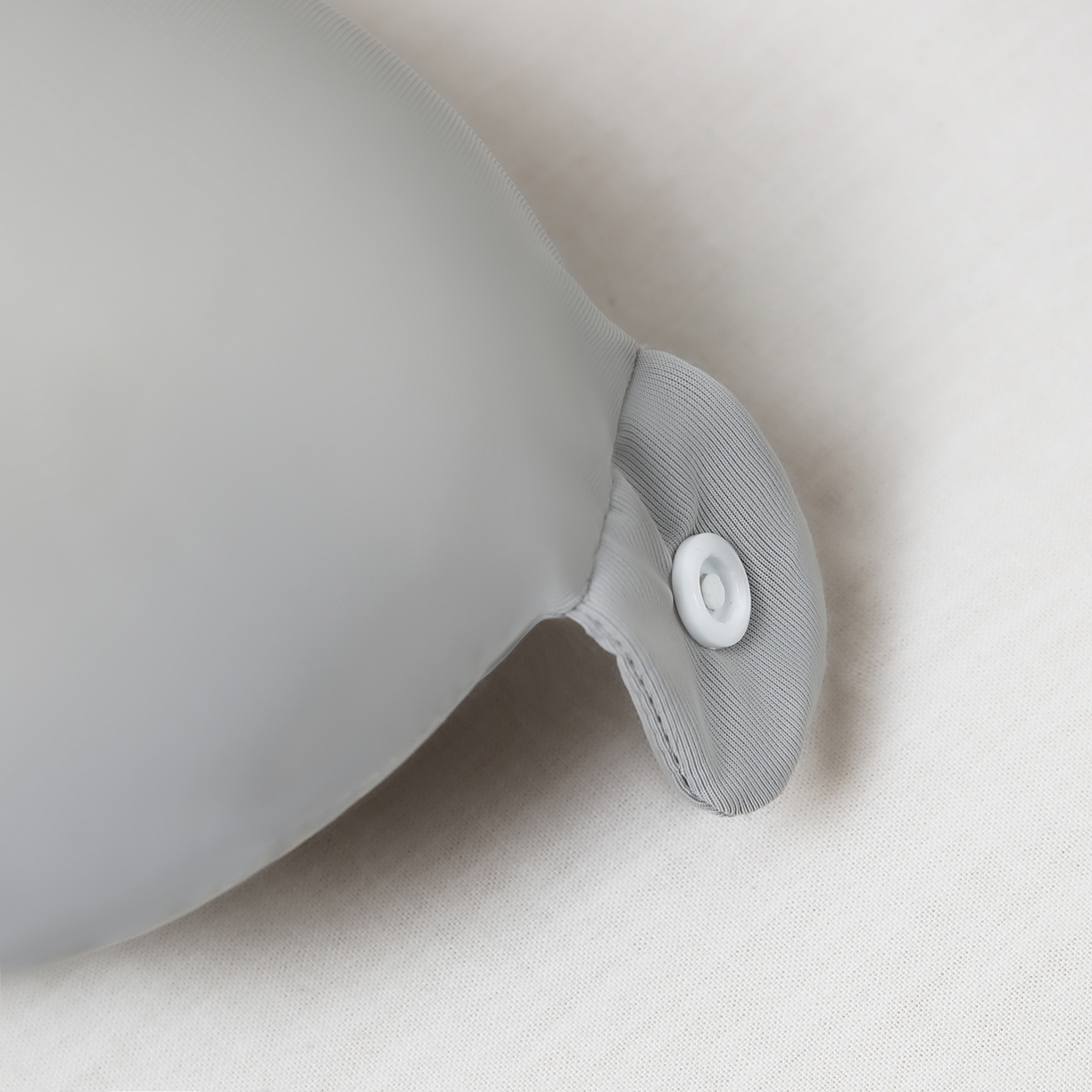 91家纺网 家纺一手货源 找家纺 露函家居 ‌2025新款U型大头护颈枕枕芯枕头 岩石灰 29x30cm礼盒装/只