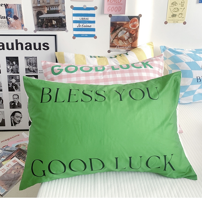 91家纺网 家纺一手货源 找家纺 柚可家居 2024新款数码定版全棉单枕套系列-多巴胺系列一 绿色字母