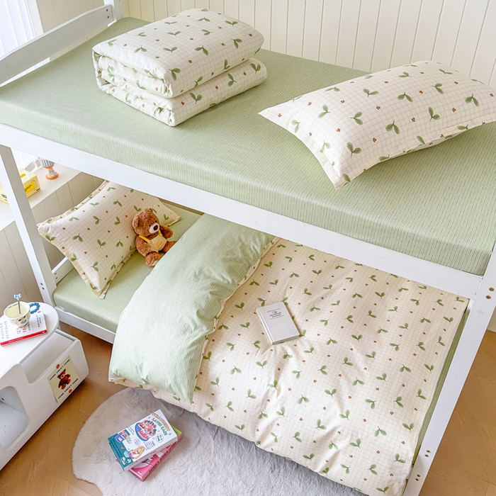 91家纺网 家纺一手货源 找家纺 鑫宇 2025新款全棉纯棉13372宽幅学生上下铺三件套 春芽小月