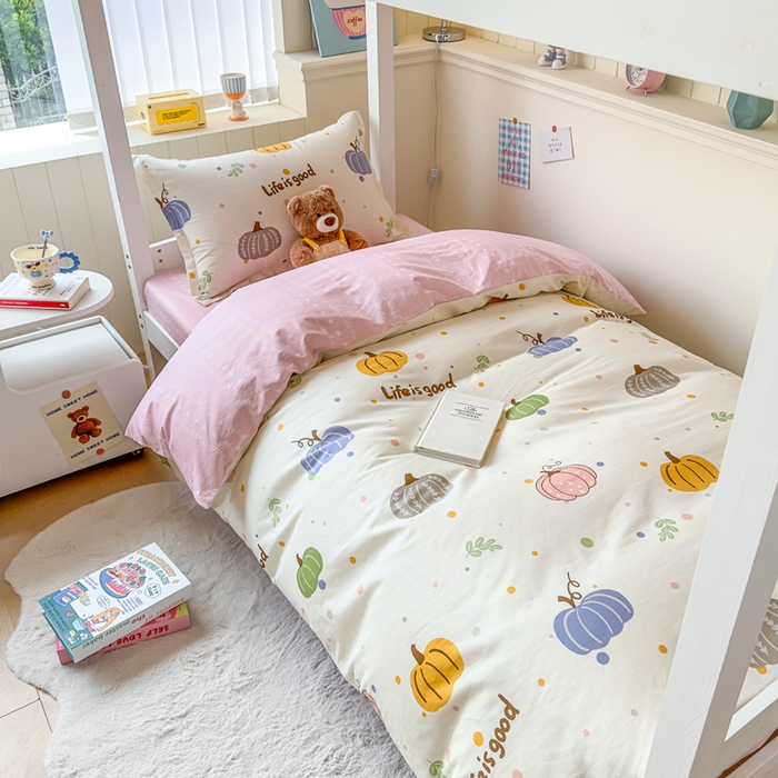 91家纺网 家纺一手货源 找家纺 鑫宇 2025新款全棉纯棉13372宽幅学生上下铺三件套 南瓜派对