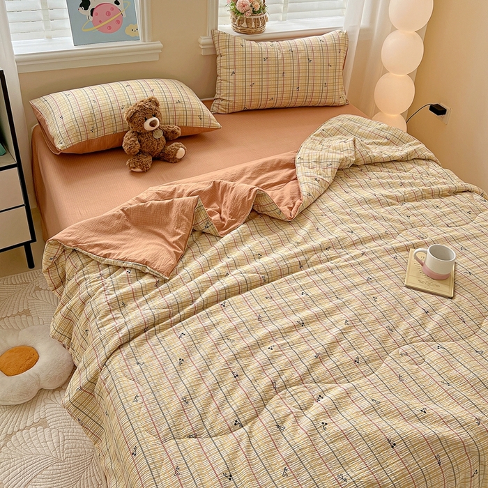 91家纺网 家纺一手货源 找家纺 一比一家纺 2025新款云感皱皱纱简单款夏被夏凉被空调被四件套 樱桃小格