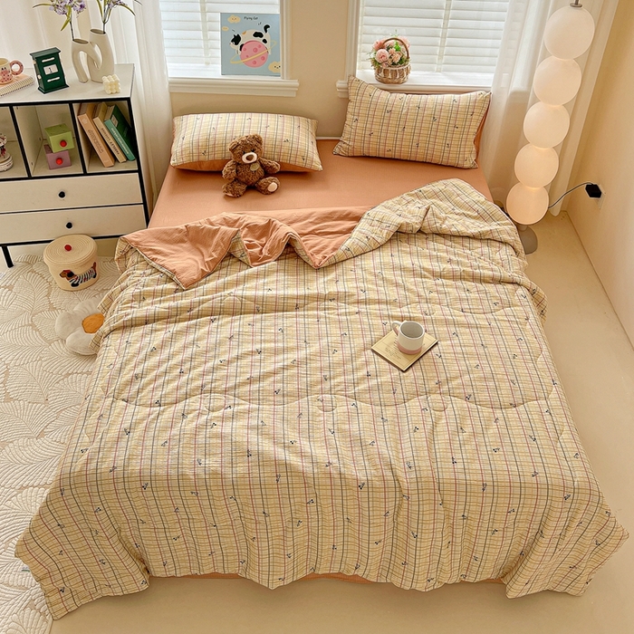 91家纺网 家纺一手货源 找家纺 一比一家纺 2025新款云感皱皱纱简单款夏被夏凉被空调被四件套 樱桃小格