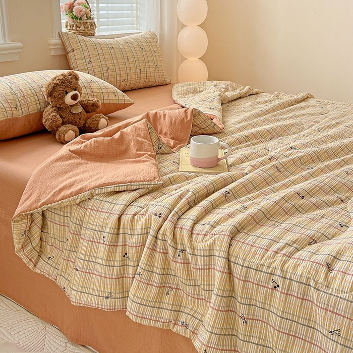 91家纺网 家纺一手货源 找家纺 一比一家纺 2025新款云感皱皱纱简单款夏被夏凉被空调被四件套 樱桃小格