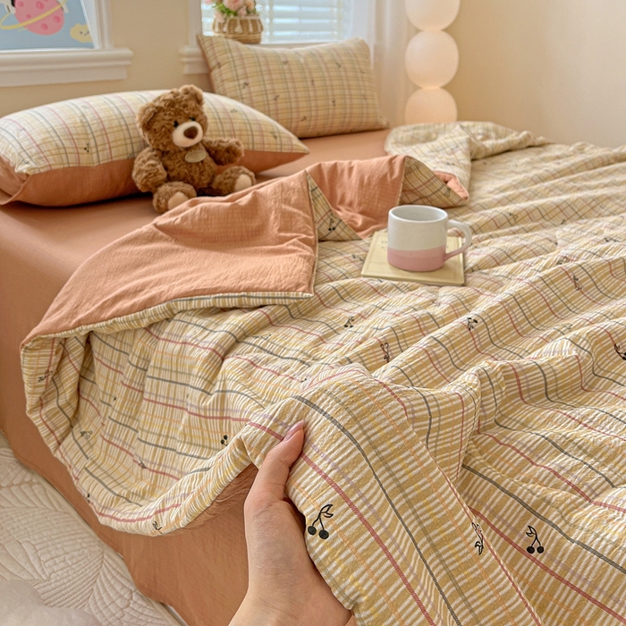 91家纺网 家纺一手货源 找家纺 一比一家纺 2025新款云感皱皱纱简单款夏被夏凉被空调被四件套 樱桃小格