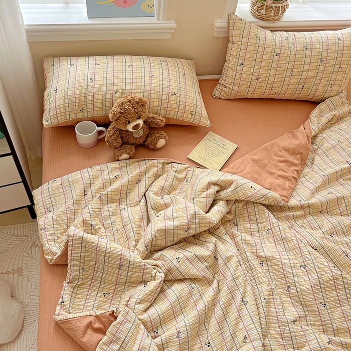 91家纺网 家纺一手货源 找家纺 一比一家纺 2025新款云感皱皱纱简单款夏被夏凉被空调被四件套 樱桃小格