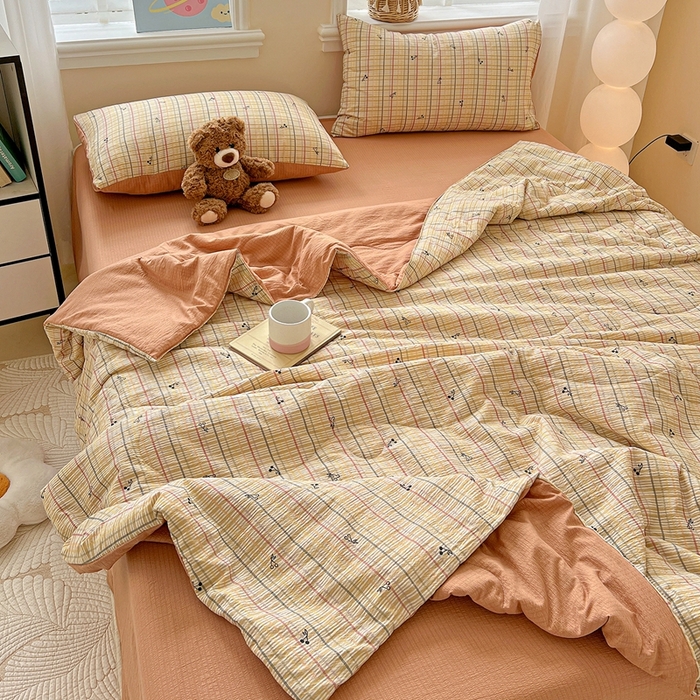 91家纺网 家纺一手货源 找家纺 一比一家纺 2025新款云感皱皱纱简单款夏被夏凉被空调被四件套 樱桃小格