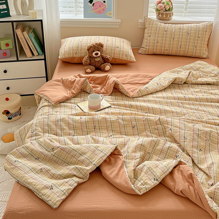 91家纺网 家纺一手货源 找家纺 一比一家纺 2025新款云感皱皱纱简单款夏被夏凉被空调被四件套 樱桃小格