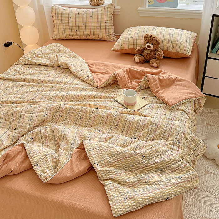 91家纺网 家纺一手货源 找家纺 一比一家纺 2025新款云感皱皱纱简单款夏被夏凉被空调被四件套 樱桃小格