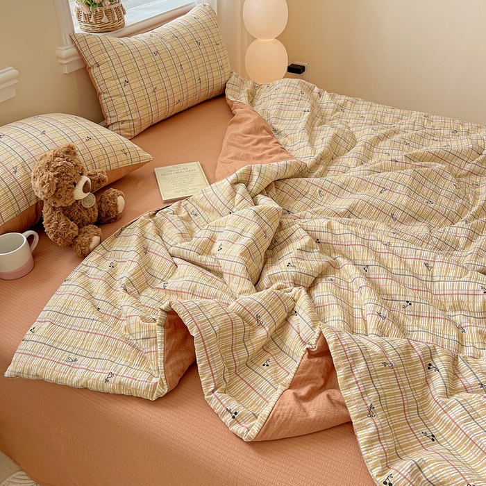 91家纺网 家纺一手货源 找家纺 一比一家纺 2025新款云感皱皱纱简单款夏被夏凉被空调被四件套 樱桃小格