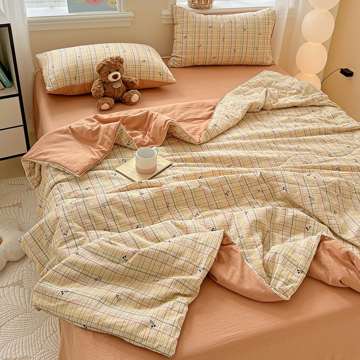 91家纺网 家纺一手货源 找家纺 一比一家纺 2025新款云感皱皱纱简单款夏被夏凉被空调被四件套 樱桃小格