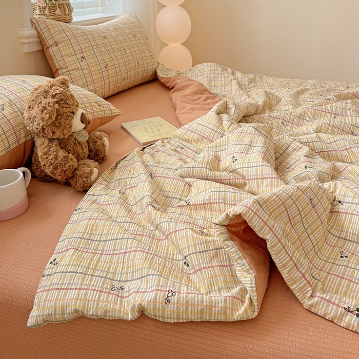 91家纺网 家纺一手货源 找家纺 一比一家纺 2025新款云感皱皱纱简单款夏被夏凉被空调被四件套 樱桃小格