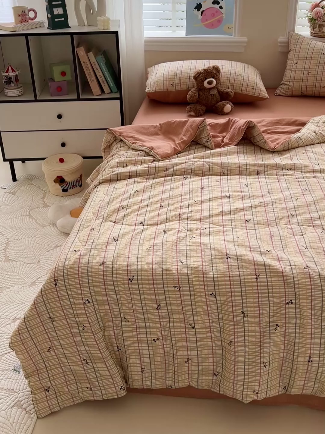 91家纺网 家纺一手货源 找家纺 一比一家纺 2025新款云感皱皱纱简单款夏被夏凉被空调被四件套 樱桃小格