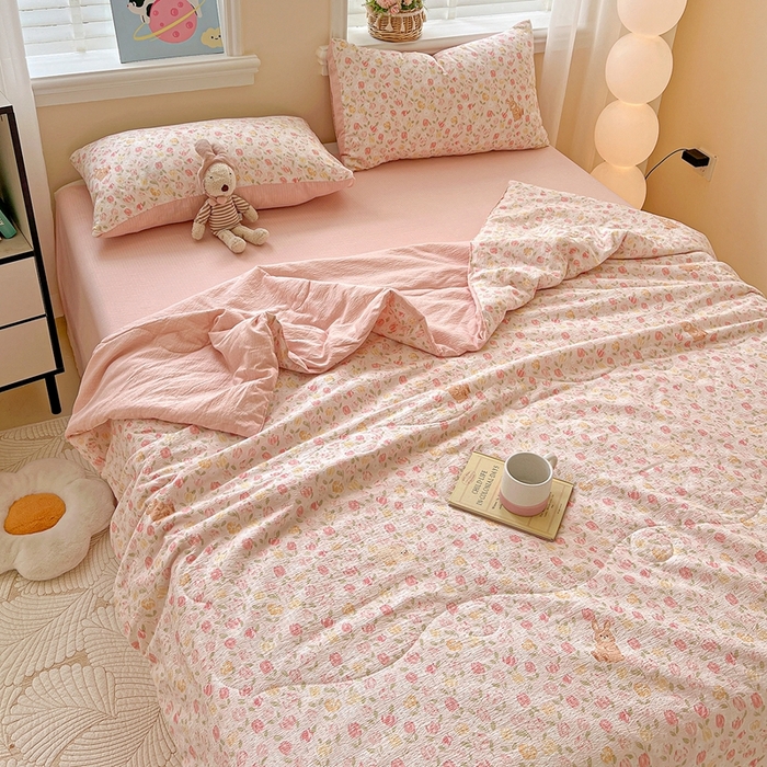 91家纺网 家纺一手货源 找家纺 一比一家纺 2025新款云感皱皱纱简单款夏被夏凉被空调被四件套 郁金香小兔粉