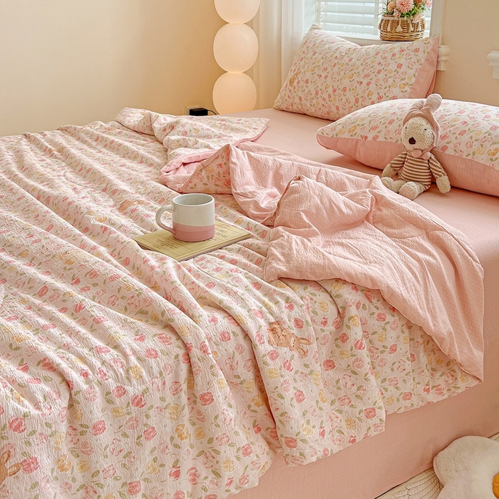 91家纺网 家纺一手货源 找家纺 一比一家纺 2025新款云感皱皱纱简单款夏被夏凉被空调被四件套 郁金香小兔粉