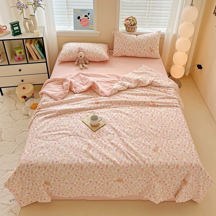 91家纺网 家纺一手货源 找家纺 一比一家纺 2025新款云感皱皱纱简单款夏被夏凉被空调被四件套 郁金香小兔粉