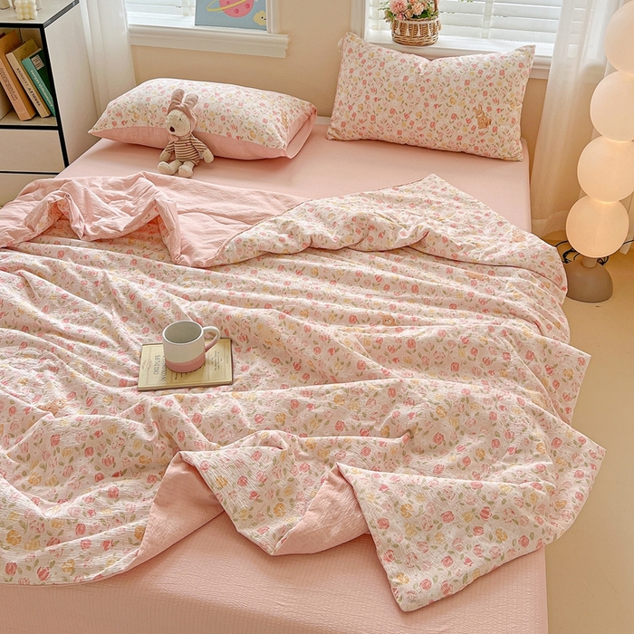 91家纺网 家纺一手货源 找家纺 一比一家纺 2025新款云感皱皱纱简单款夏被夏凉被空调被四件套 郁金香小兔粉