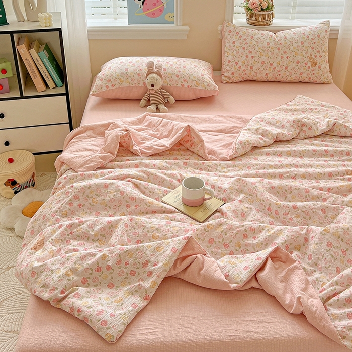 91家纺网 家纺一手货源 找家纺 一比一家纺 2025新款云感皱皱纱简单款夏被夏凉被空调被四件套 郁金香小兔粉