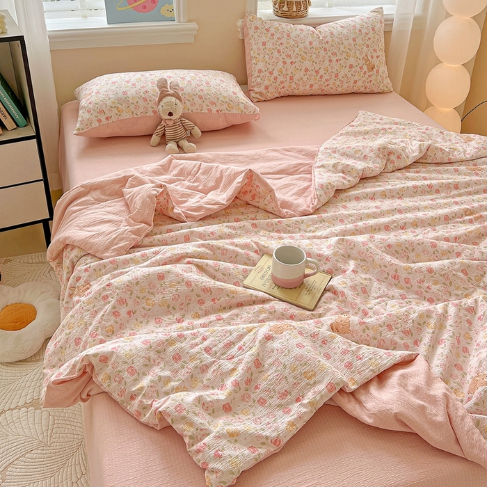 91家纺网 家纺一手货源 找家纺 一比一家纺 2025新款云感皱皱纱简单款夏被夏凉被空调被四件套 郁金香小兔粉