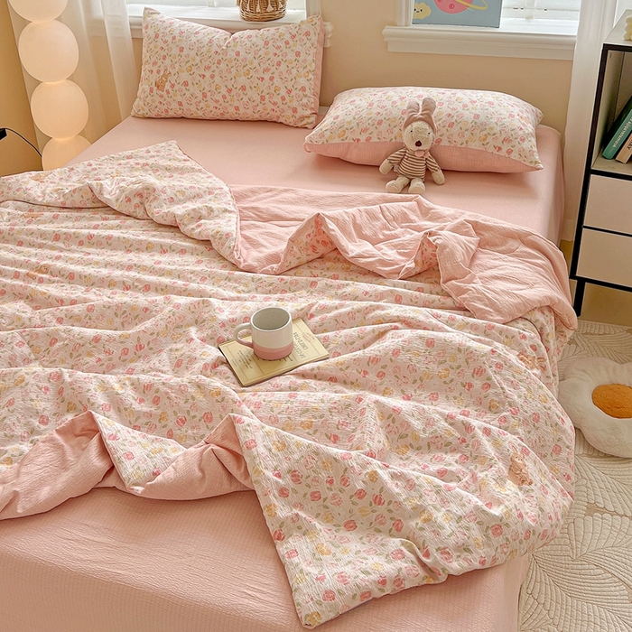 91家纺网 家纺一手货源 找家纺 一比一家纺 2025新款云感皱皱纱简单款夏被夏凉被空调被四件套 郁金香小兔粉