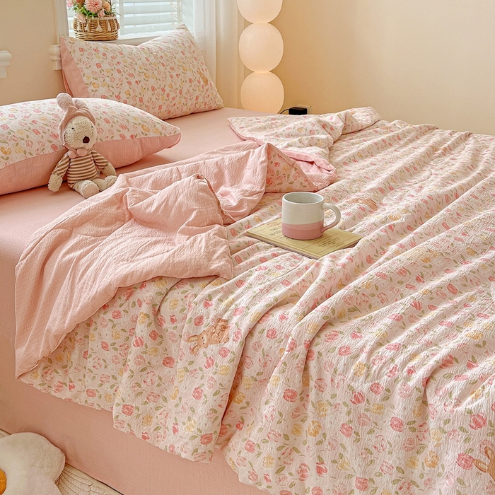 91家纺网 家纺一手货源 找家纺 一比一家纺 2025新款云感皱皱纱简单款夏被夏凉被空调被四件套 郁金香小兔粉