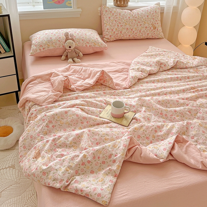 91家纺网 家纺一手货源 找家纺 一比一家纺 2025新款云感皱皱纱简单款夏被夏凉被空调被四件套 郁金香小兔粉