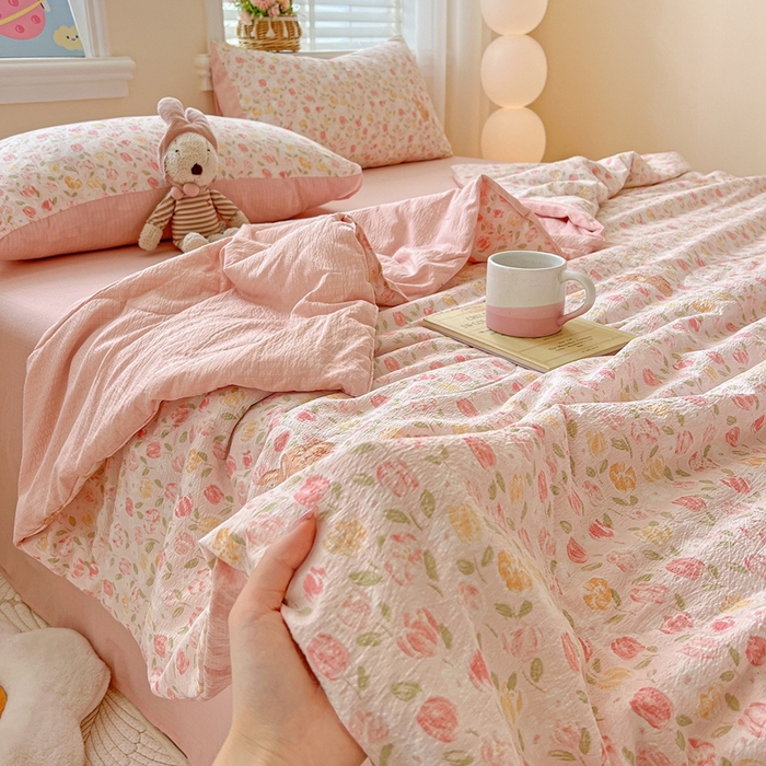91家纺网 家纺一手货源 找家纺 一比一家纺 2025新款云感皱皱纱简单款夏被夏凉被空调被四件套 郁金香小兔粉