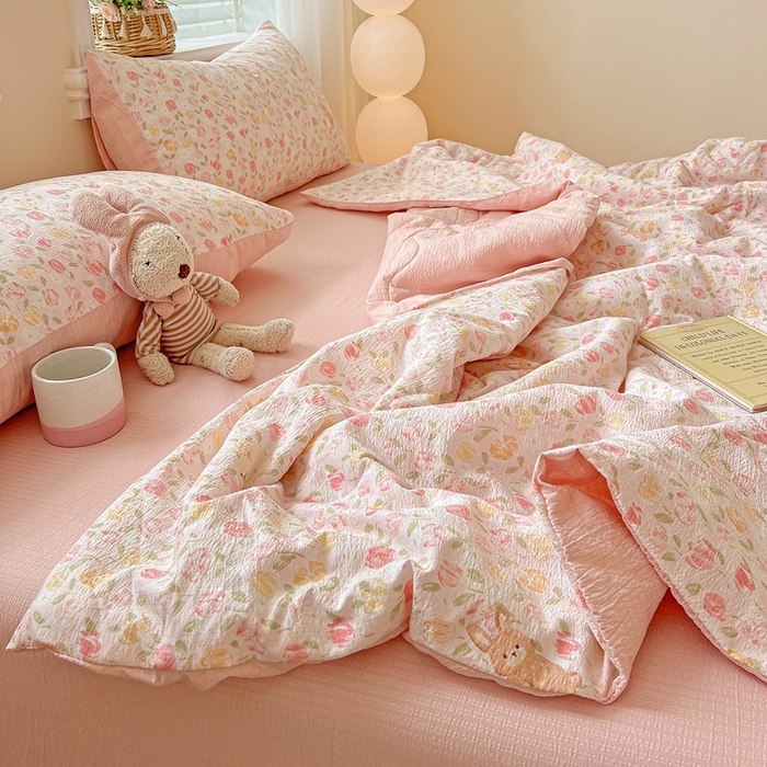 91家纺网 家纺一手货源 找家纺 一比一家纺 2025新款云感皱皱纱简单款夏被夏凉被空调被四件套 郁金香小兔粉