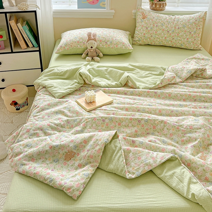 91家纺网 家纺一手货源 找家纺 一比一家纺 2025新款云感皱皱纱简单款夏被夏凉被空调被四件套 郁金香小兔绿