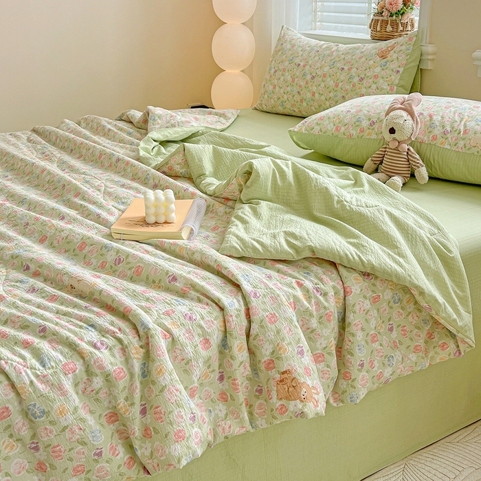 91家纺网 家纺一手货源 找家纺 一比一家纺 2025新款云感皱皱纱简单款夏被夏凉被空调被四件套 郁金香小兔绿