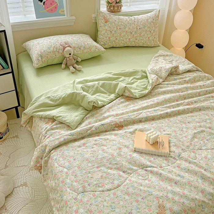 91家纺网 家纺一手货源 找家纺 一比一家纺 2025新款云感皱皱纱简单款夏被夏凉被空调被四件套 郁金香小兔绿