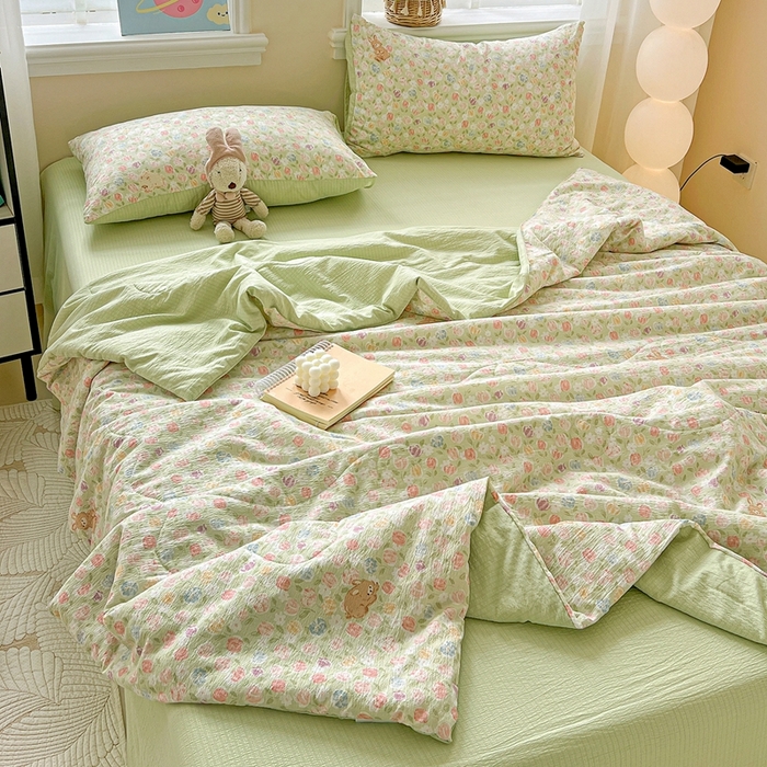 91家纺网 家纺一手货源 找家纺 一比一家纺 2025新款云感皱皱纱简单款夏被夏凉被空调被四件套 郁金香小兔绿