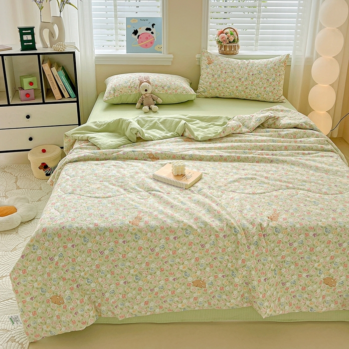 91家纺网 家纺一手货源 找家纺 一比一家纺 2025新款云感皱皱纱简单款夏被夏凉被空调被四件套 郁金香小兔绿