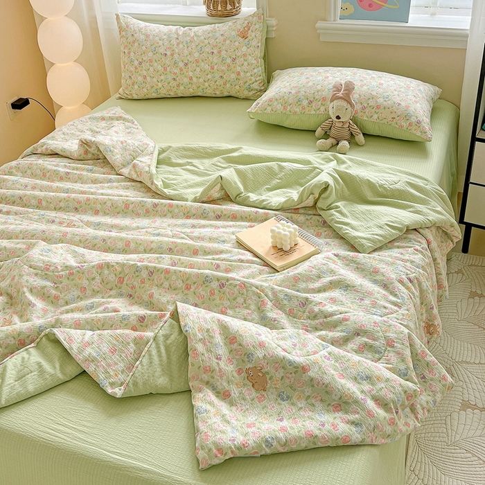 91家纺网 家纺一手货源 找家纺 一比一家纺 2025新款云感皱皱纱简单款夏被夏凉被空调被四件套 郁金香小兔绿