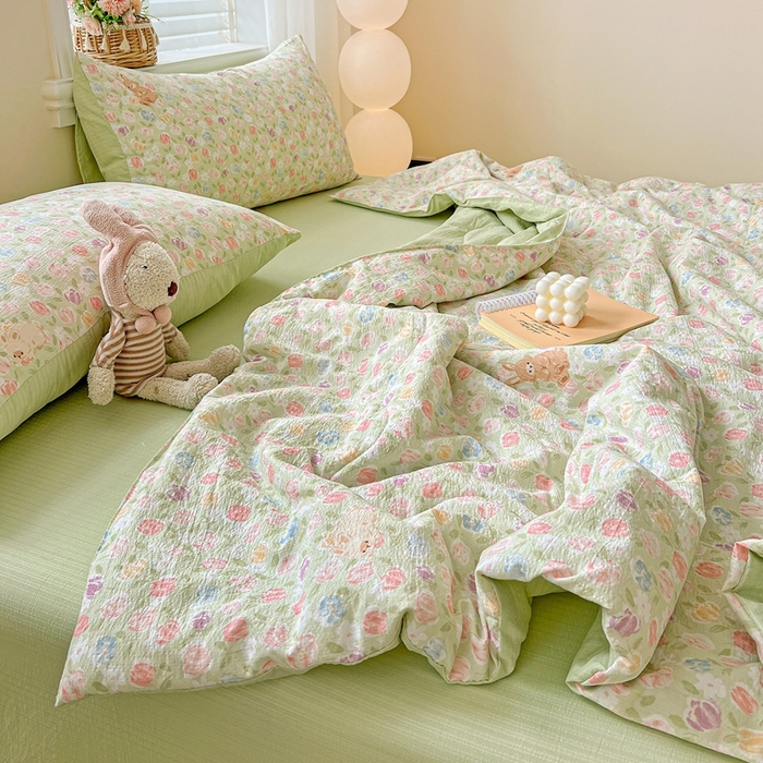 91家纺网 家纺一手货源 找家纺 一比一家纺 2025新款云感皱皱纱简单款夏被夏凉被空调被四件套 郁金香小兔绿