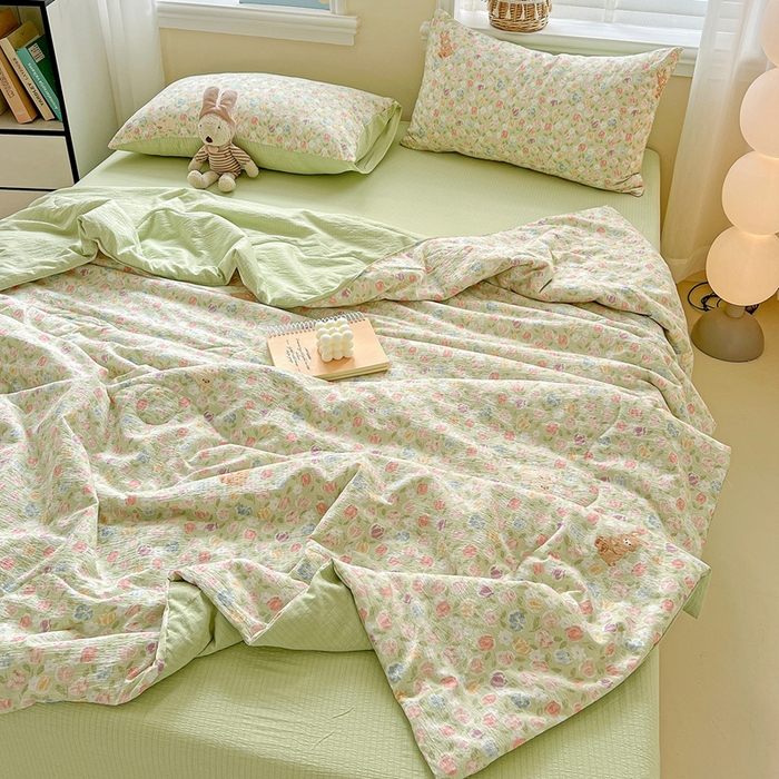 91家纺网 家纺一手货源 找家纺 一比一家纺 2025新款云感皱皱纱简单款夏被夏凉被空调被四件套 郁金香小兔绿