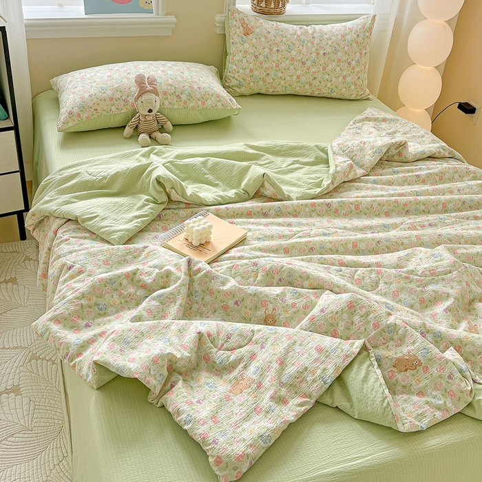 91家纺网 家纺一手货源 找家纺 一比一家纺 2025新款云感皱皱纱简单款夏被夏凉被空调被四件套 郁金香小兔绿