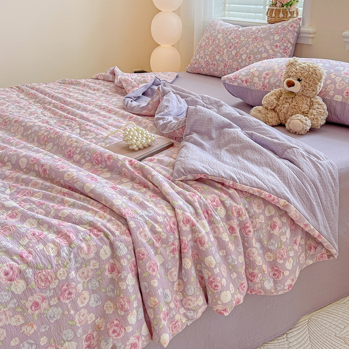 91家纺网 家纺一手货源 找家纺 一比一家纺 2025新款云感皱皱纱简单款夏被夏凉被空调被四件套 十里桃花粉