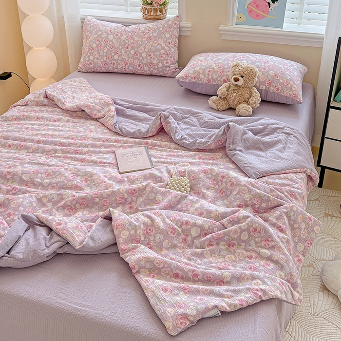 91家纺网 家纺一手货源 找家纺 一比一家纺 2025新款云感皱皱纱简单款夏被夏凉被空调被四件套 十里桃花粉